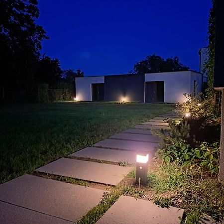 Vila Vekose - Apartman S Terasou A Zahradou Hradec Králové Kültér fotó