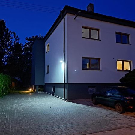Vila Vekose - Apartman S Terasou A Zahradou Hradec Králové Kültér fotó