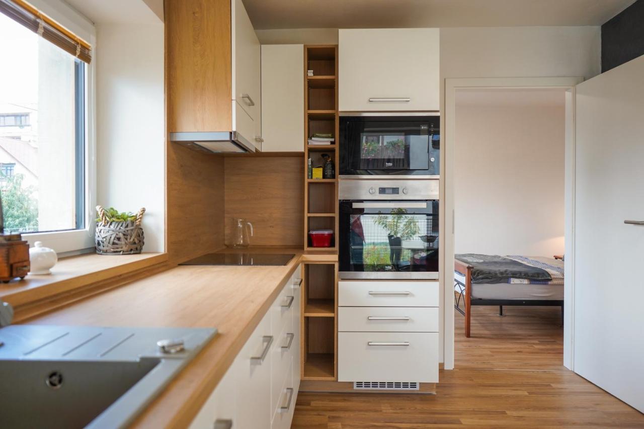 Vila Vekose - Apartman S Terasou A Zahradou Hradec Králové Kültér fotó