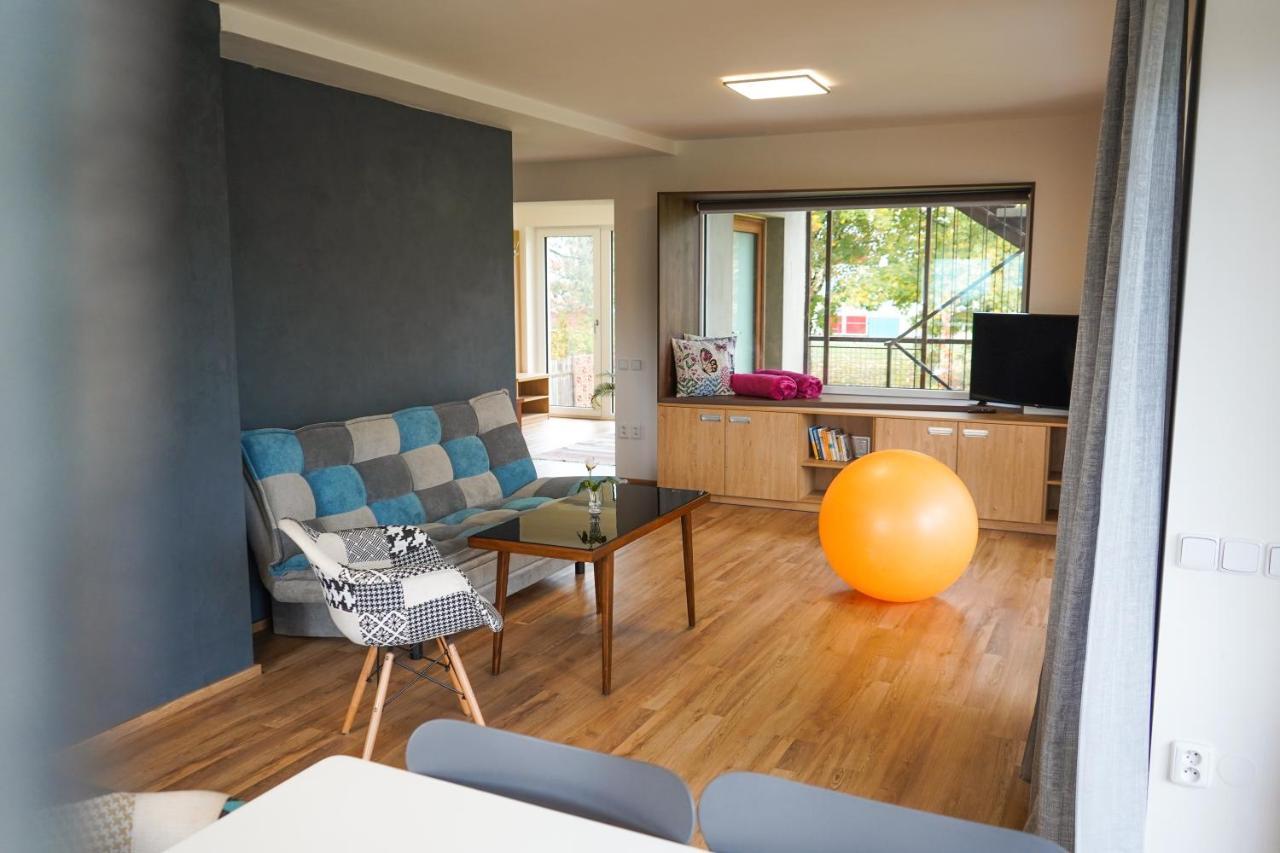 Vila Vekose - Apartman S Terasou A Zahradou Hradec Králové Kültér fotó