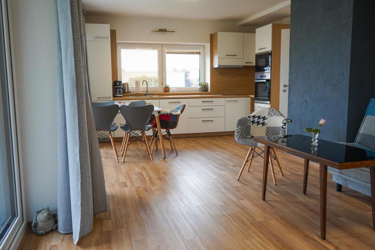 Vila Vekose - Apartman S Terasou A Zahradou Hradec Králové Kültér fotó