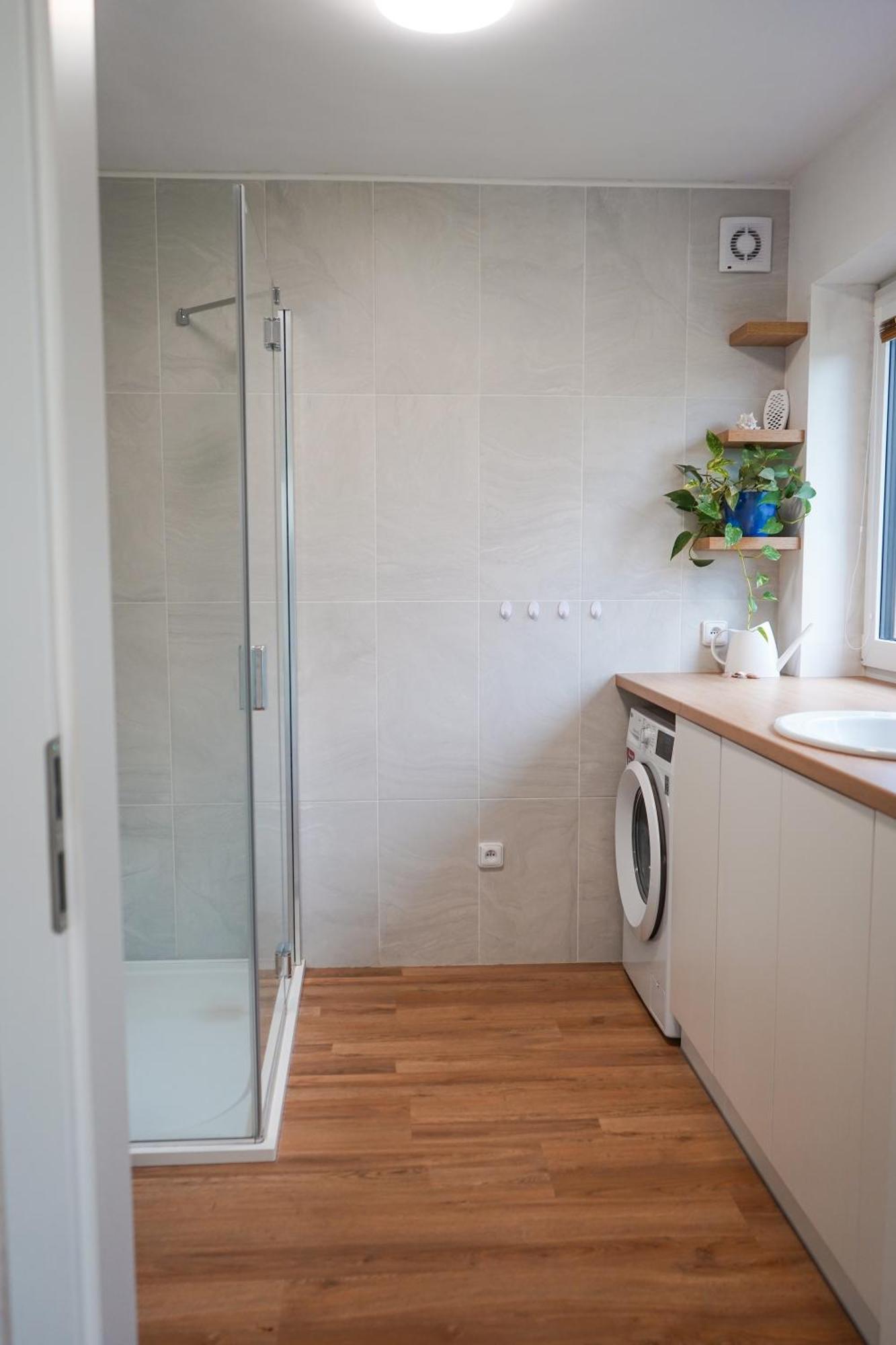 Vila Vekose - Apartman S Terasou A Zahradou Hradec Králové Kültér fotó