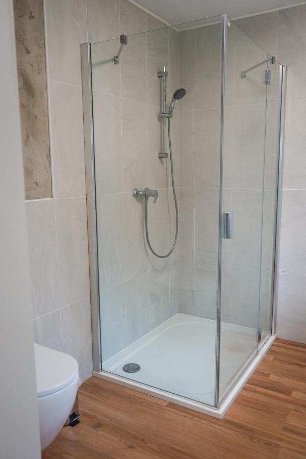 Vila Vekose - Apartman S Terasou A Zahradou Hradec Králové Kültér fotó