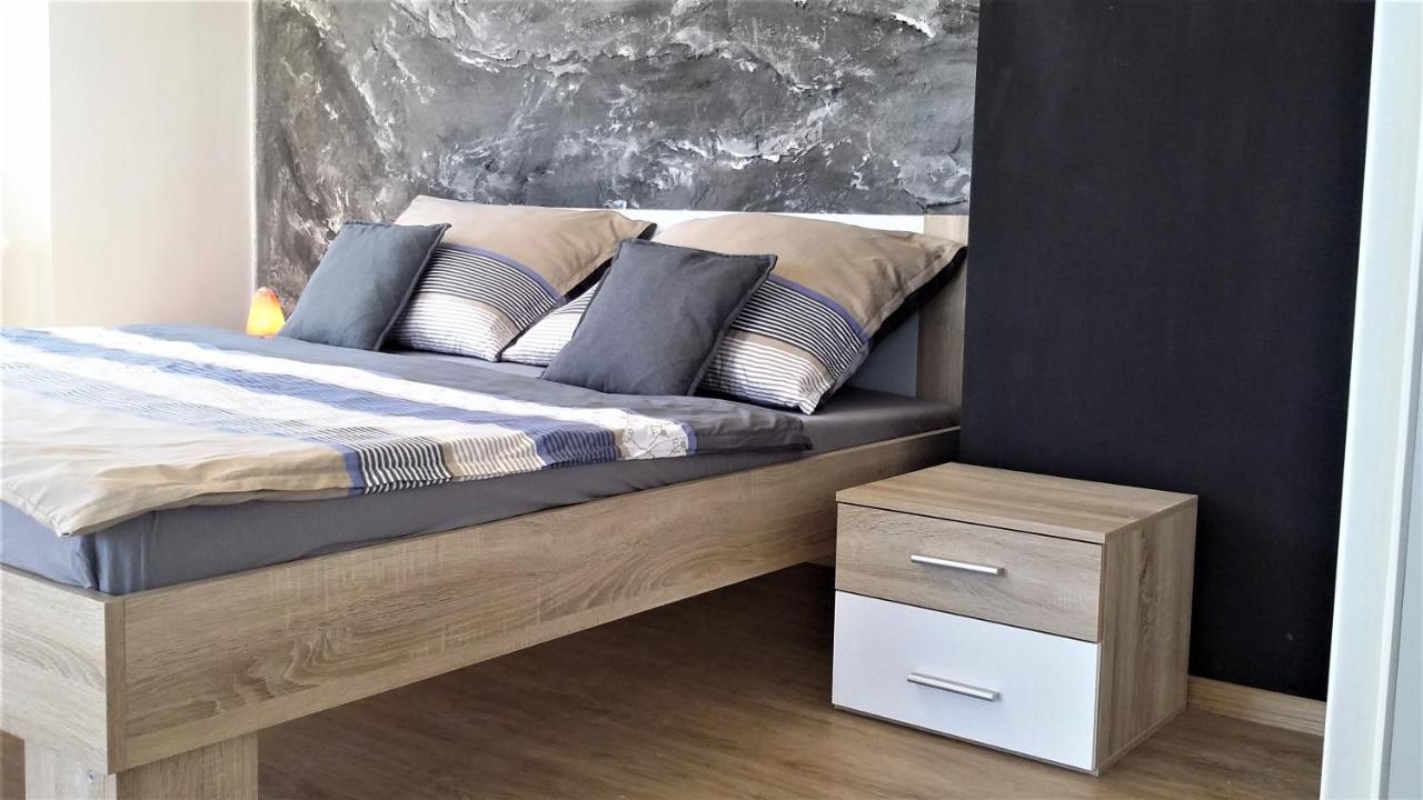 Vila Vekose - Apartman S Terasou A Zahradou Hradec Králové Kültér fotó