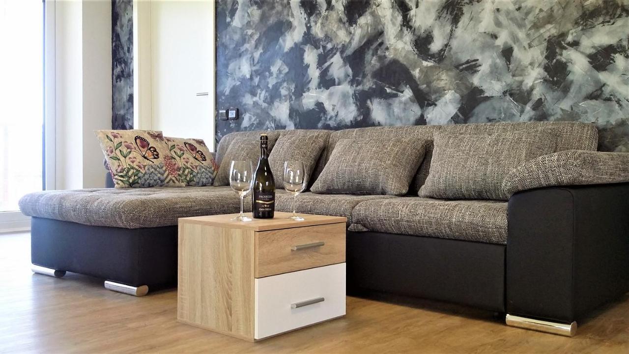 Vila Vekose - Apartman S Terasou A Zahradou Hradec Králové Kültér fotó