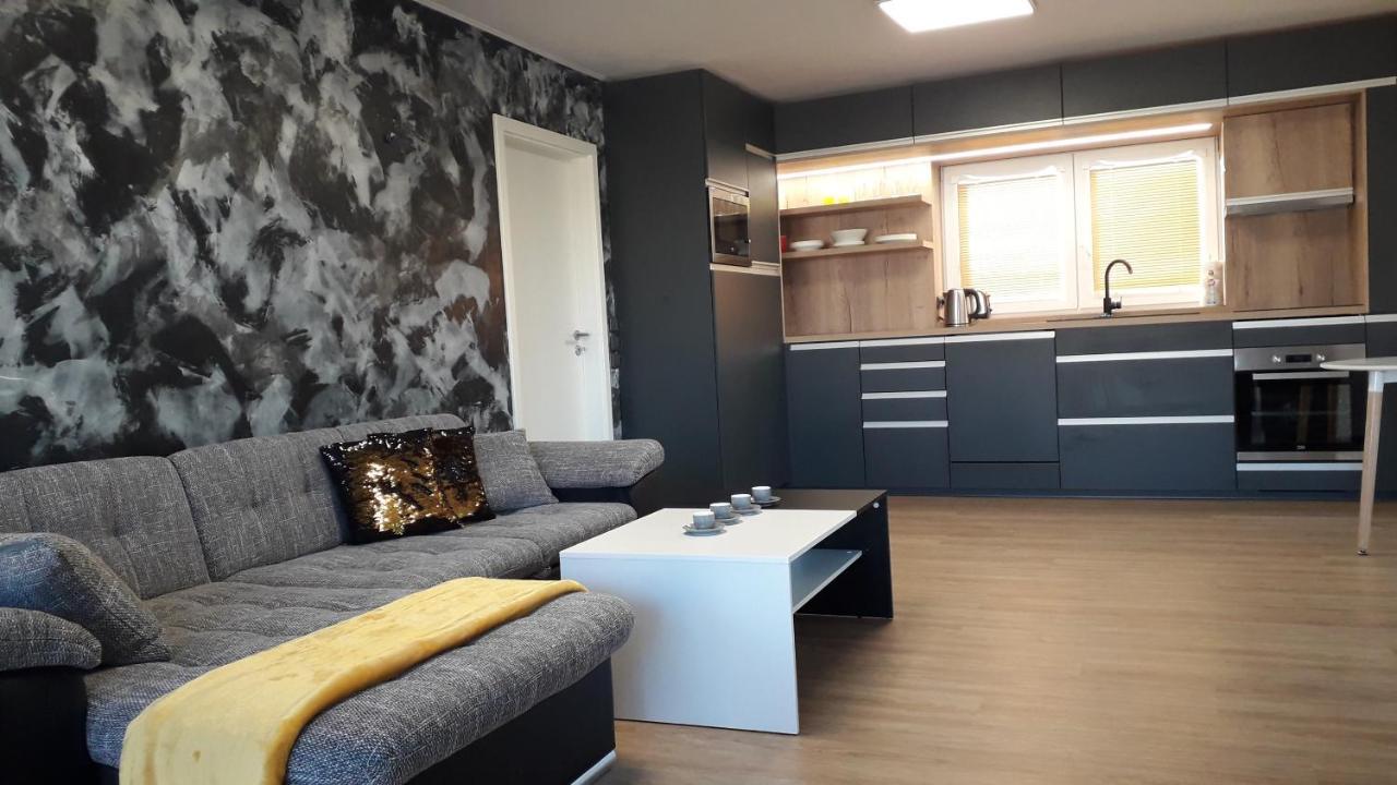 Vila Vekose - Apartman S Terasou A Zahradou Hradec Králové Kültér fotó