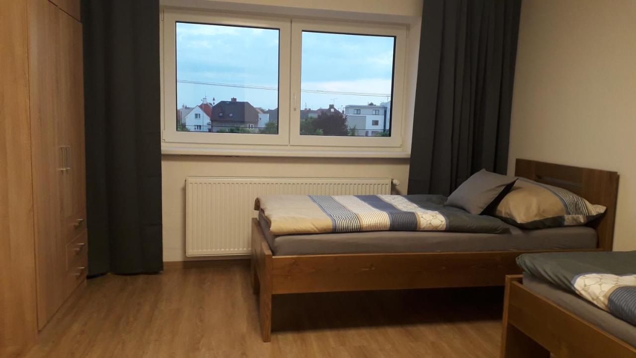 Vila Vekose - Apartman S Terasou A Zahradou Hradec Králové Kültér fotó