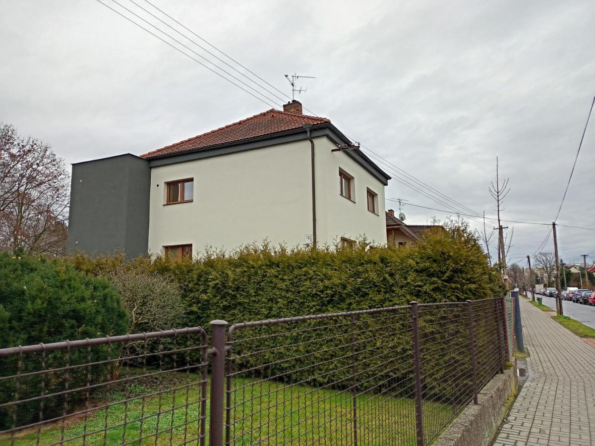 Vila Vekose - Apartman S Terasou A Zahradou Hradec Králové Kültér fotó