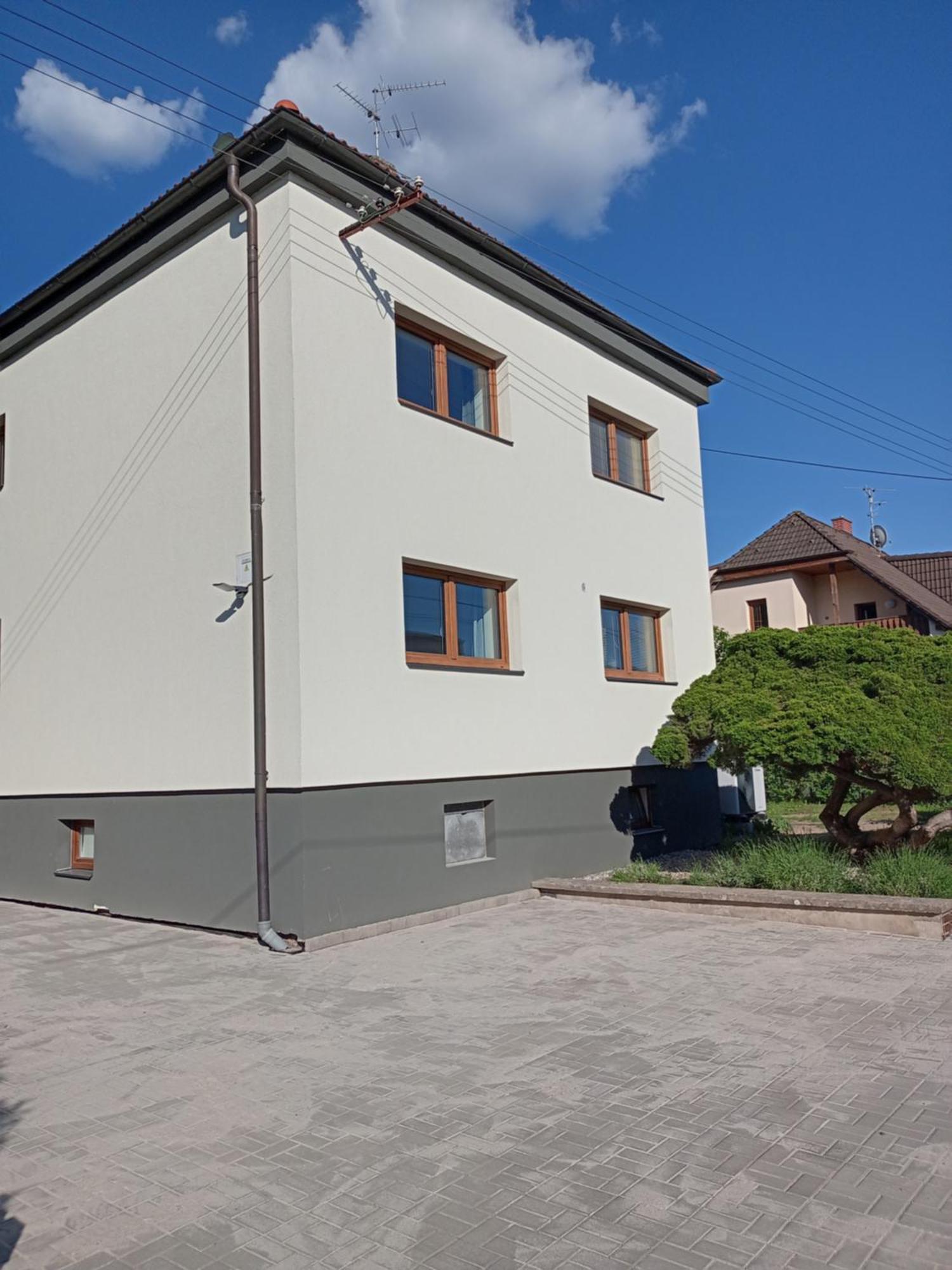 Vila Vekose - Apartman S Terasou A Zahradou Hradec Králové Kültér fotó