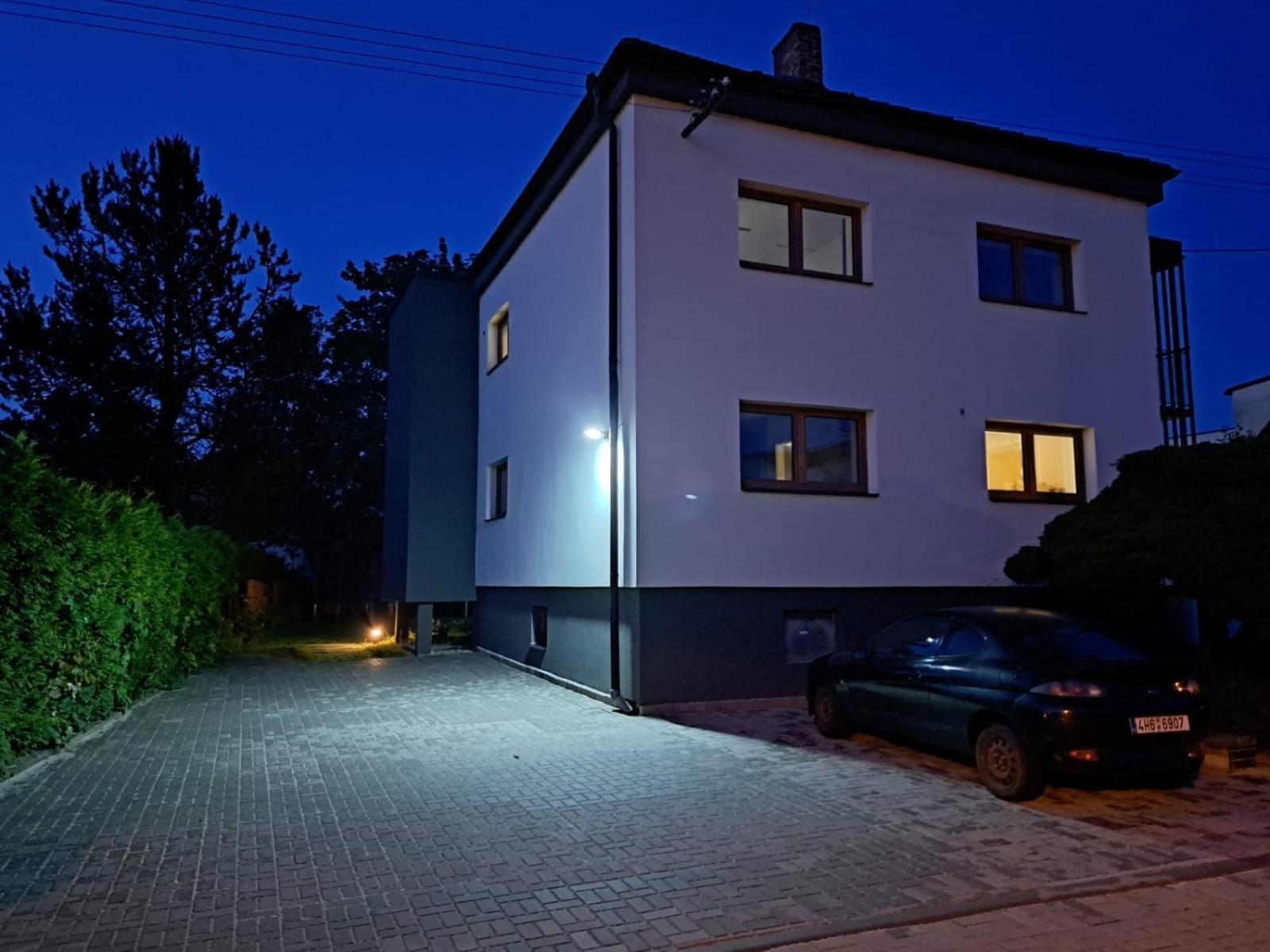 Vila Vekose - Apartman S Terasou A Zahradou Hradec Králové Kültér fotó