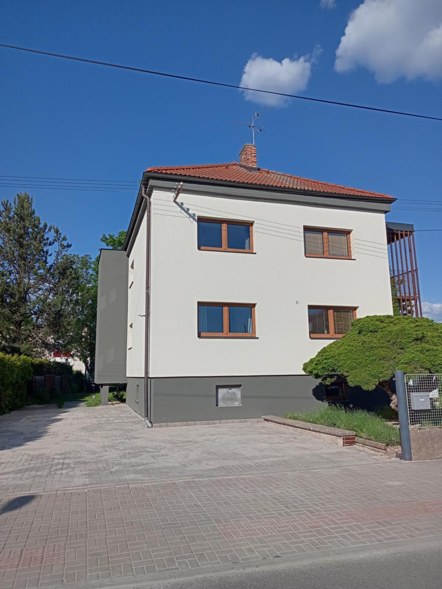 Vila Vekose - Apartman S Terasou A Zahradou Hradec Králové Kültér fotó