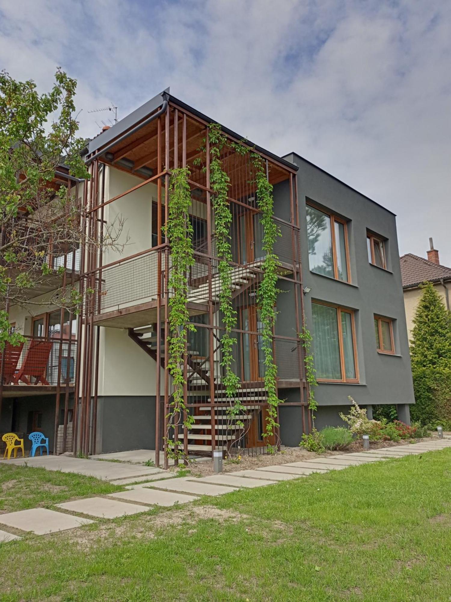 Vila Vekose - Apartman S Terasou A Zahradou Hradec Králové Kültér fotó